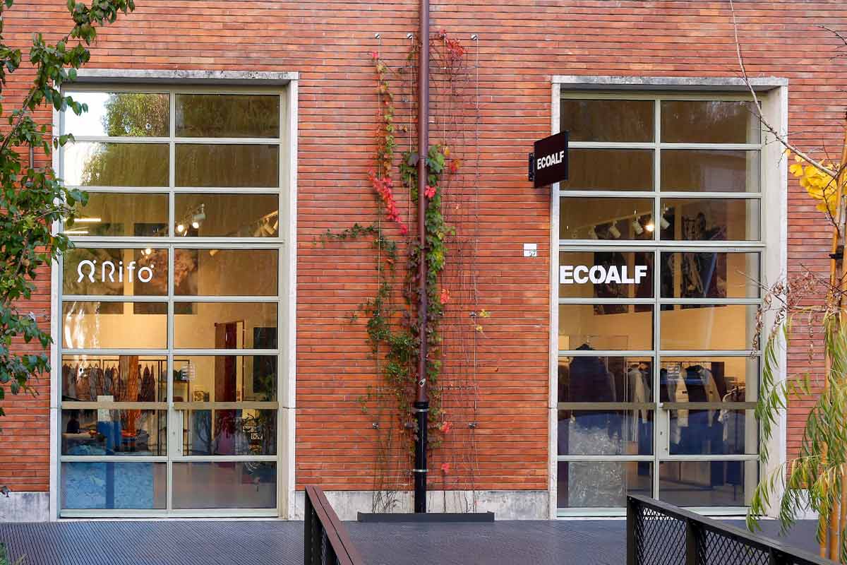 Negozio Rifò Firenze Manifattura Tabacchi
Arriviamo anche a Firenze, nel nuovo Circular Fashion Hub, uno spazio dedicato alla moda circolare condiviso con il brand spagnolo Ecoalf.Ci trovi in Manifattura Tabacchi, via delle Cascine 35 - building B6.