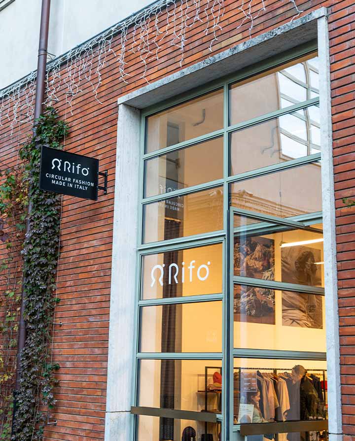 Negozio Rifò Firenze Manifattura Tabacchi
Arriviamo anche a Firenze, nel nuovo Circular Fashion Hub, uno spazio dedicato alla moda circolare condiviso con il brand spagnolo Ecoalf.Ci trovi in Manifattura Tabacchi, via delle Cascine 35 - building B6.