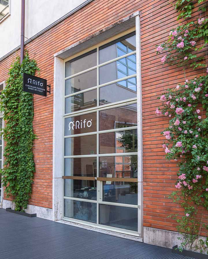 Arriviamo anche a Firenze, nel nuovo Circular Fashion Hub, uno spazio dedicato alla moda circolare condiviso con il brand spagnolo Ecoalf.Ci trovi in Manifattura Tabacchi, via delle Cascine 35 - building B6.