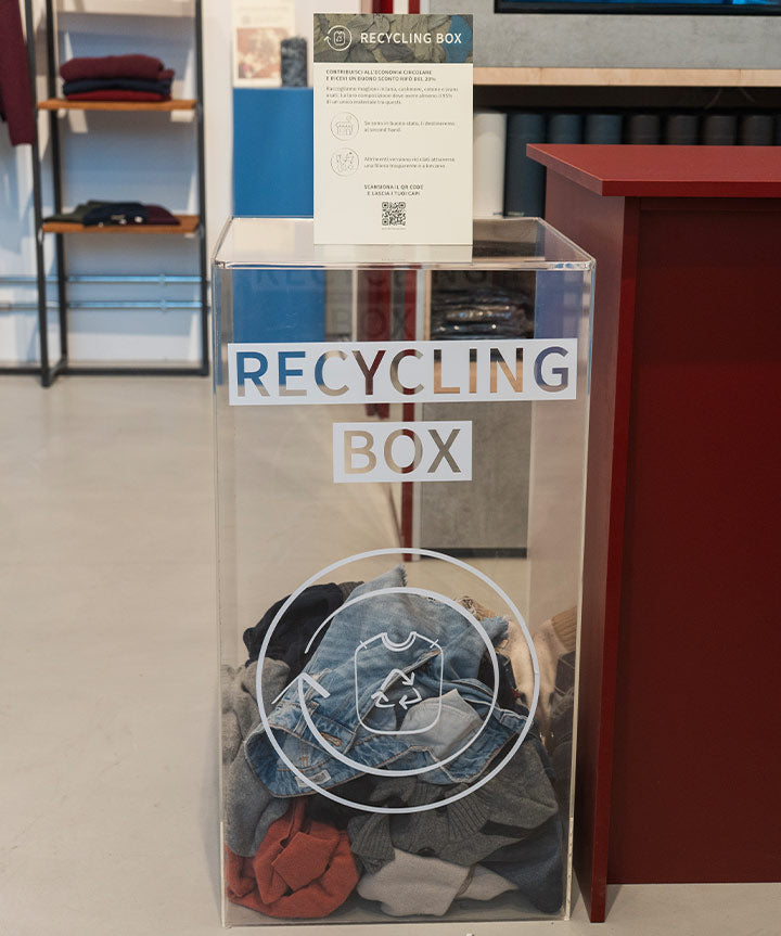 Negozio Rifò Firenze Manifattura Tabacchi
Arriviamo anche a Firenze, nel nuovo Circular Fashion Hub, uno spazio dedicato alla moda circolare condiviso con il brand spagnolo Ecoalf.Ci trovi in Manifattura Tabacchi, via delle Cascine 35 - building B6.