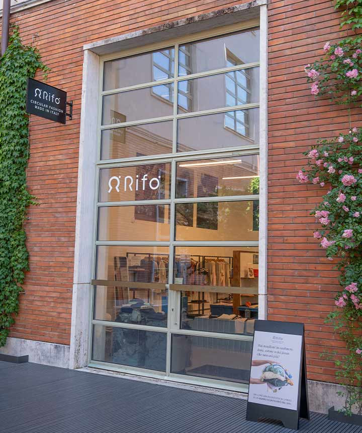 Arriviamo anche a Firenze, nel nuovo Circular Fashion Hub, uno spazio dedicato alla moda circolare condiviso con il brand spagnolo Ecoalf.Ci trovi in Manifattura Tabacchi, via delle Cascine 35 - building B6.