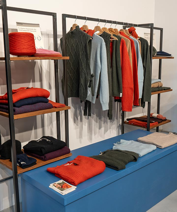 Negozio Rifò Firenze Manifattura Tabacchi
Arriviamo anche a Firenze, nel nuovo Circular Fashion Hub, uno spazio dedicato alla moda circolare condiviso con il brand spagnolo Ecoalf.Ci trovi in Manifattura Tabacchi, via delle Cascine 35 - building B6.